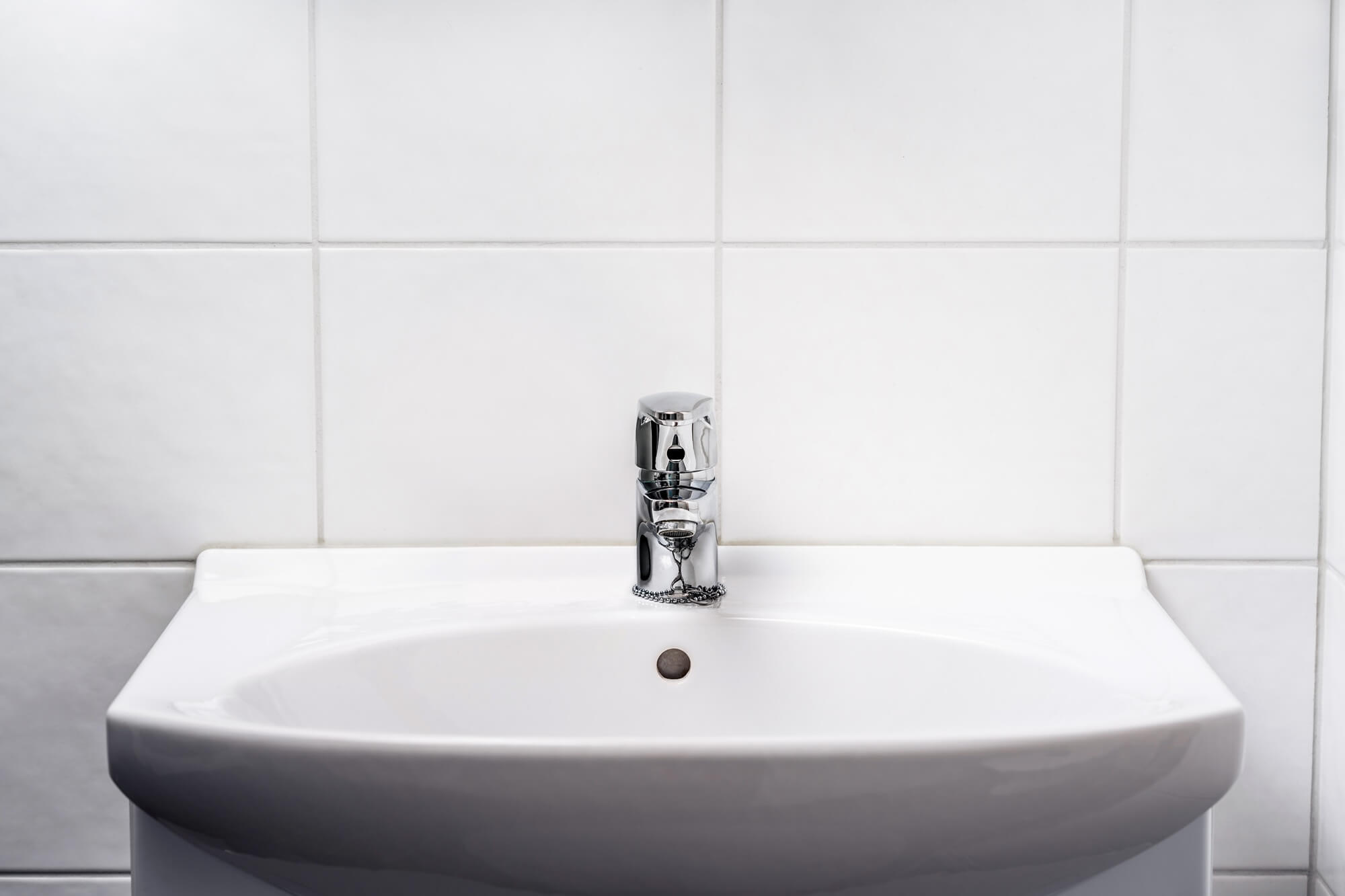 Dlaczego woda cofa się w umywalce lub zlewie