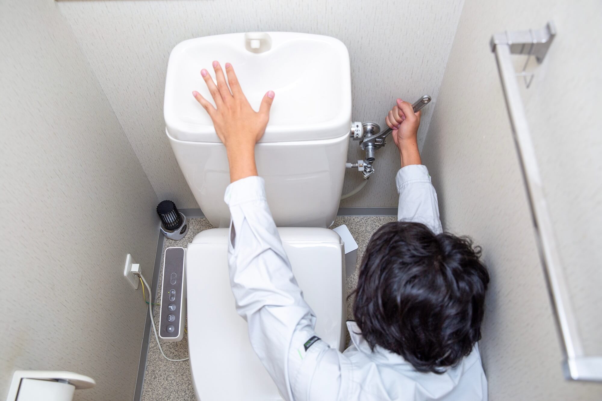 WC przecieka przy podstawie - co to oznacza